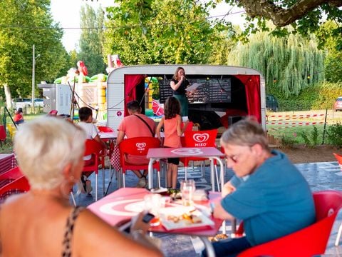 HÉBERGEMENT INSOLITE 4 personnes - Roulottes du Val de Saône 