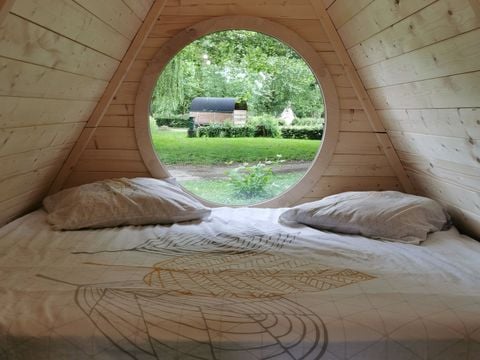 HÉBERGEMENT INSOLITE 3 personnes - Cabane en bois avec terrasse (2 adultes + 1 enfant)