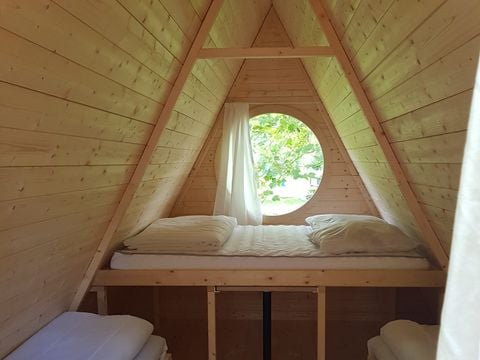 HÉBERGEMENT INSOLITE 3 personnes - Cabane en bois avec terrasse (2 adultes + 1 enfant)