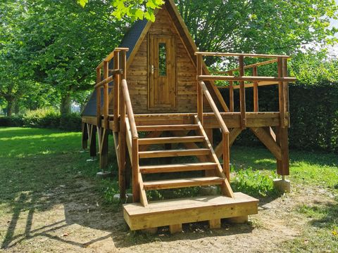 HÉBERGEMENT INSOLITE 3 personnes - Cabane en bois avec terrasse (2 adultes + 1 enfant)