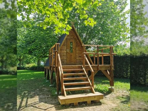 HÉBERGEMENT INSOLITE 3 personnes - Cabane en bois avec terrasse (2 adultes + 1 enfant)