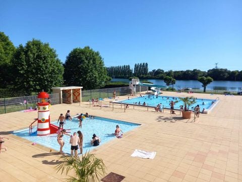 HÉBERGEMENT INSOLITE 3 personnes - Cabane en bois avec terrasse (2 adultes + 1 enfant)